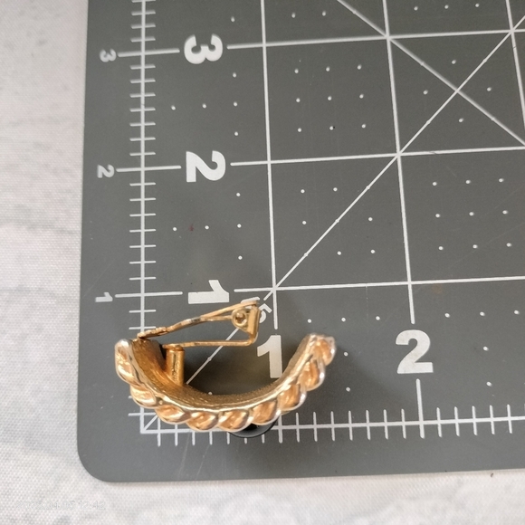 Women's Swirl Gold Tone and Black Enamel Clip On Earrings Luxury Formal Classic - Picture 8 of 11